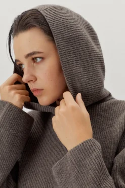 Maglia con Cappuccio a Coste in Lana Cardata